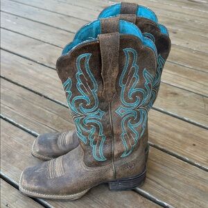 Ariat Boots with Turquoise Embroidery
